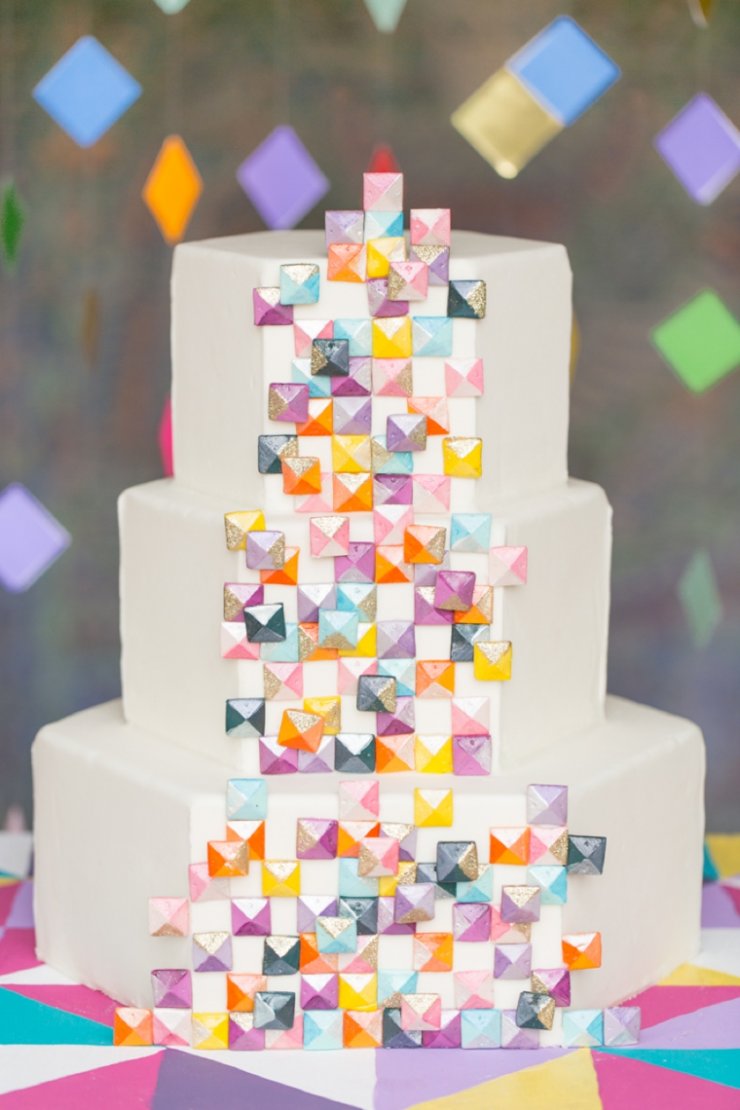 Яркий свадебный торт для летней свадьбы