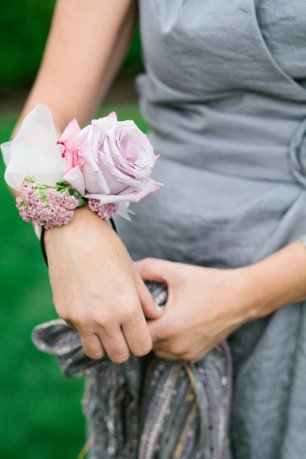 Браслет на руку для подружки невесты в виде цветка