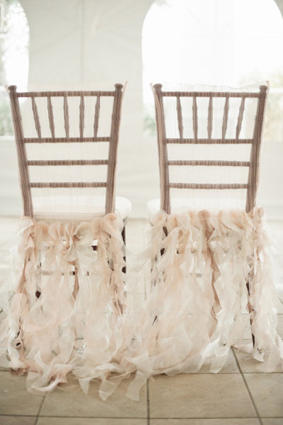 Декор стульев в виде гирлянд из ткани