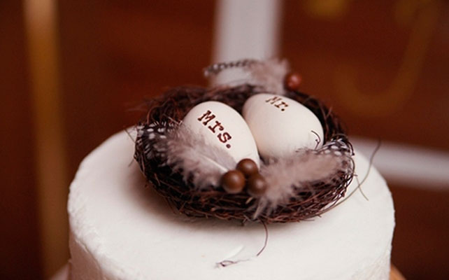 Свадебный торт, украшенный "гнездом"