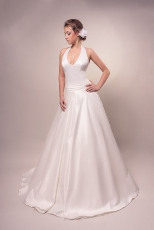 Платье невесты с бретелями через шею