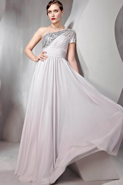 Платье невесты с асимметричным кроем и блестящим фрагментом