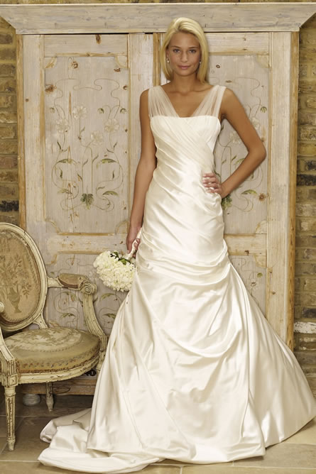 Платье невесты с широкими прозрачными бретелями