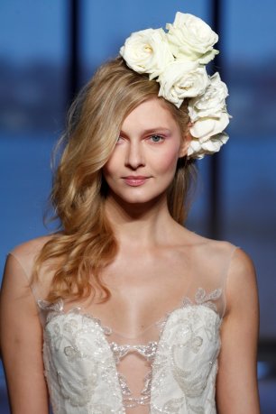 Венок невесты из крупных роз