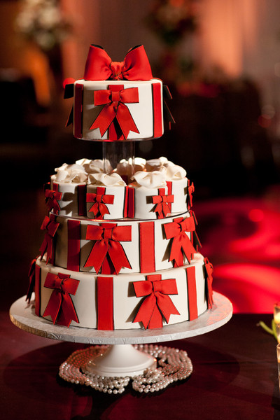Свадебный торт, декорированный бантиками