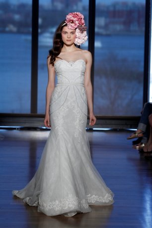 Свадебное платье в пол с вышивкой