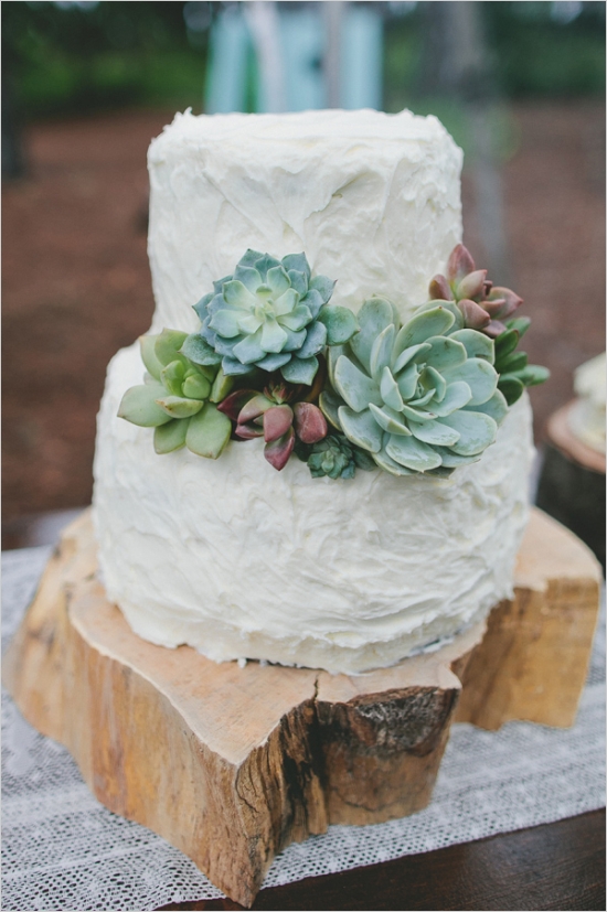 Свадебный торт, украшенный необычным цветком