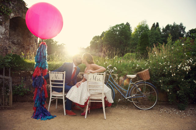Воздушный шар как декор свадебной фотосессии