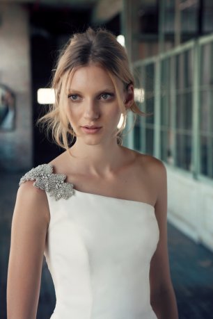 Платье невесты с декором на плече