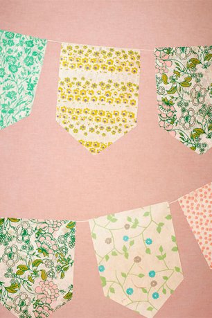 Разноцветная свадебная гирлянда