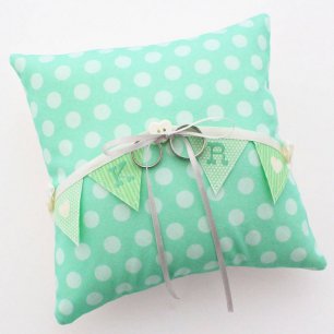 Традиционная подушечка для колец