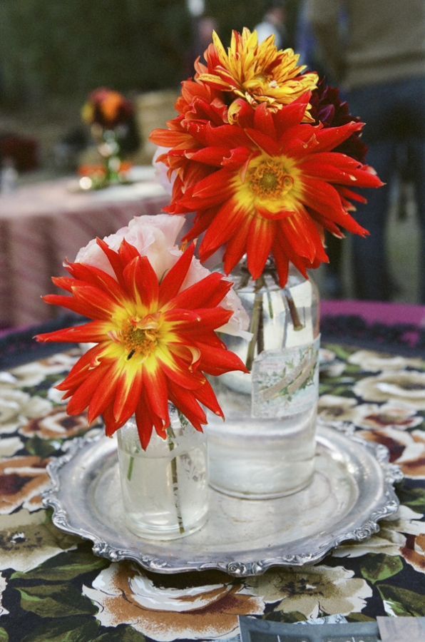 Цветы в банках на столе