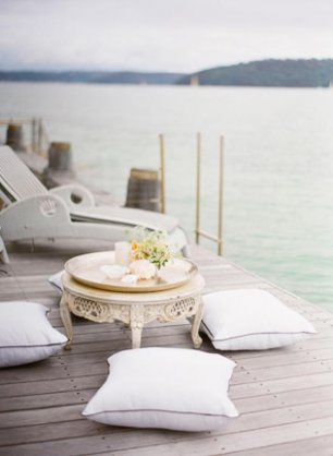 Стол и подушки