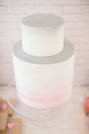 Торт белый с розовым