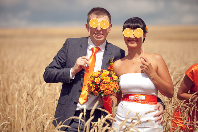 Апельсиновая свадьба, невеста с женихом
