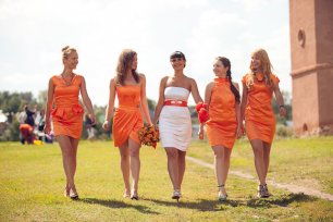 Апельсиновая свадьба, невеста с подружками