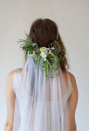 Цветы в прическе невесты