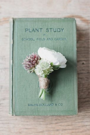 Бутоньерка жениха цветочная