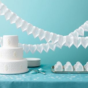 Сладкий стол на мятном фоне, белый торт