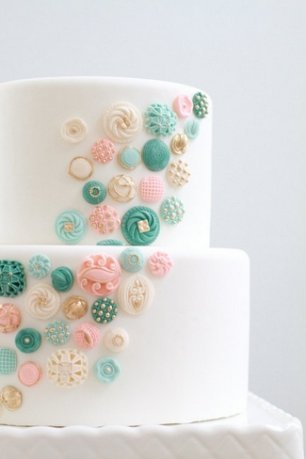 Белый торт с розовыми и мятными цветами