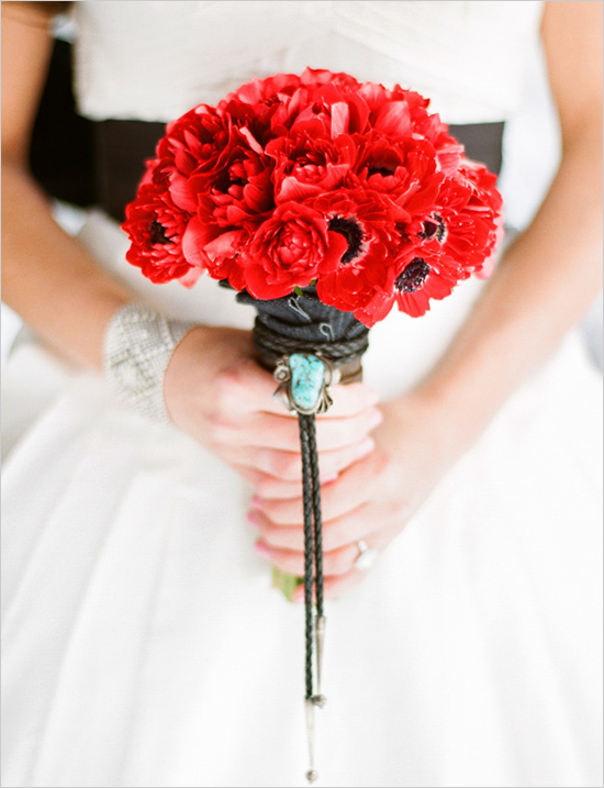 Букет невесты в красном цвете: маки