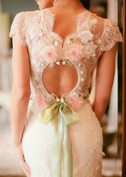 Оригинальный вырез на спинке свадебного платья