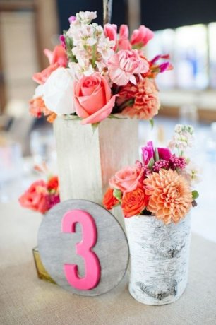 Номер стола в розовом цвете