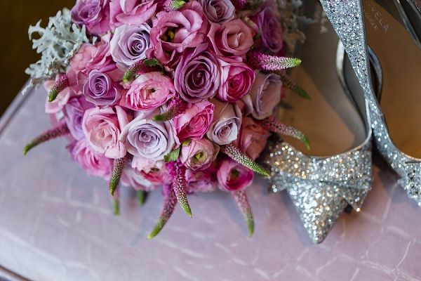 Букет невесты розовый, серебрянные туфли невесты