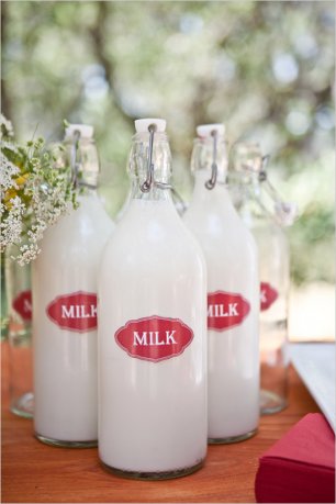 Напитки белые на свадьбе с наклейками на бутылках