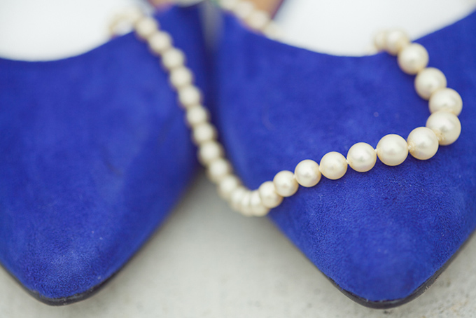 Туфли невесты синие и жемчужное ожерелье