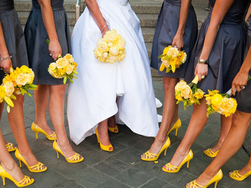 Подржки невесты желтые туфли и букеты