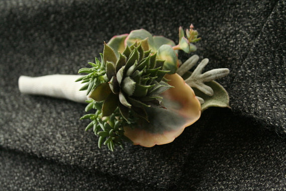 Бутоньерка жениха цветочная фото