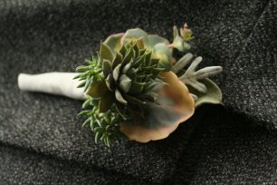 Бутоньерка жениха цветочная фото