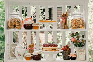 Бело-красная летняя свадьба