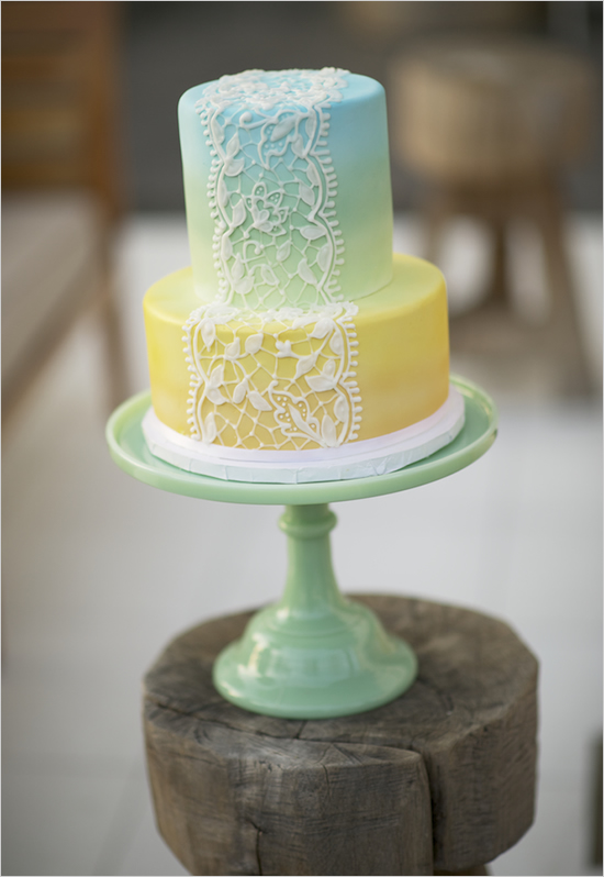 Торт свадебный в переходящих тонах от зеленого к желтому