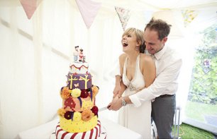 Разрезание торта молодоженами