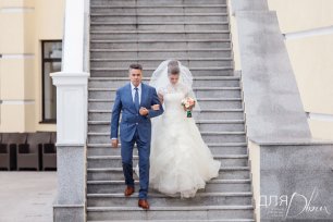 Отец ведет невесту к алтарю