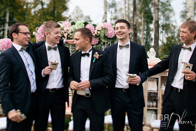 Жених со своими друзьями на свадьбе