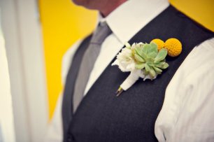 Бутоньерка жениха желтая