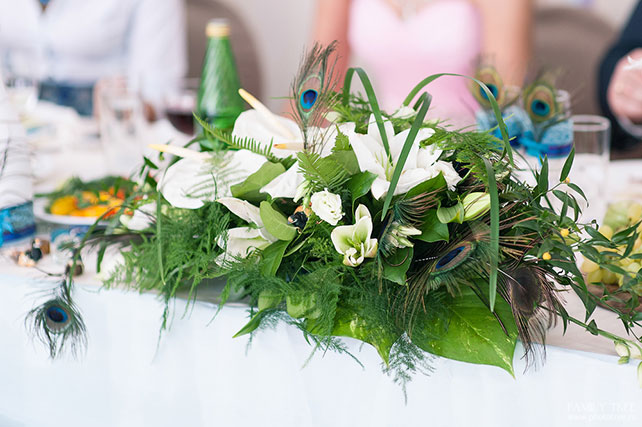 Павлинья свадьба, цветочная композиция на столе молодоженов