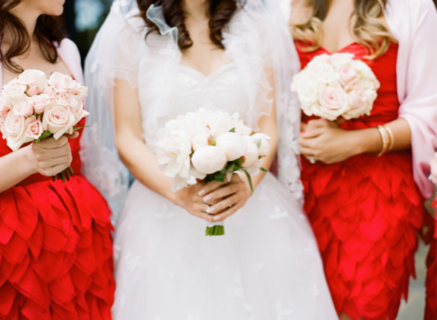 Красные платья подружек невесты, розовые накидки и белый букет невесты