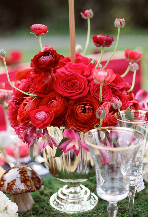 Красные цветы в декоре банкетного стола
