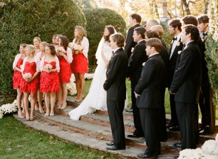 Подружки невесты в красных платьях и розовых накидках