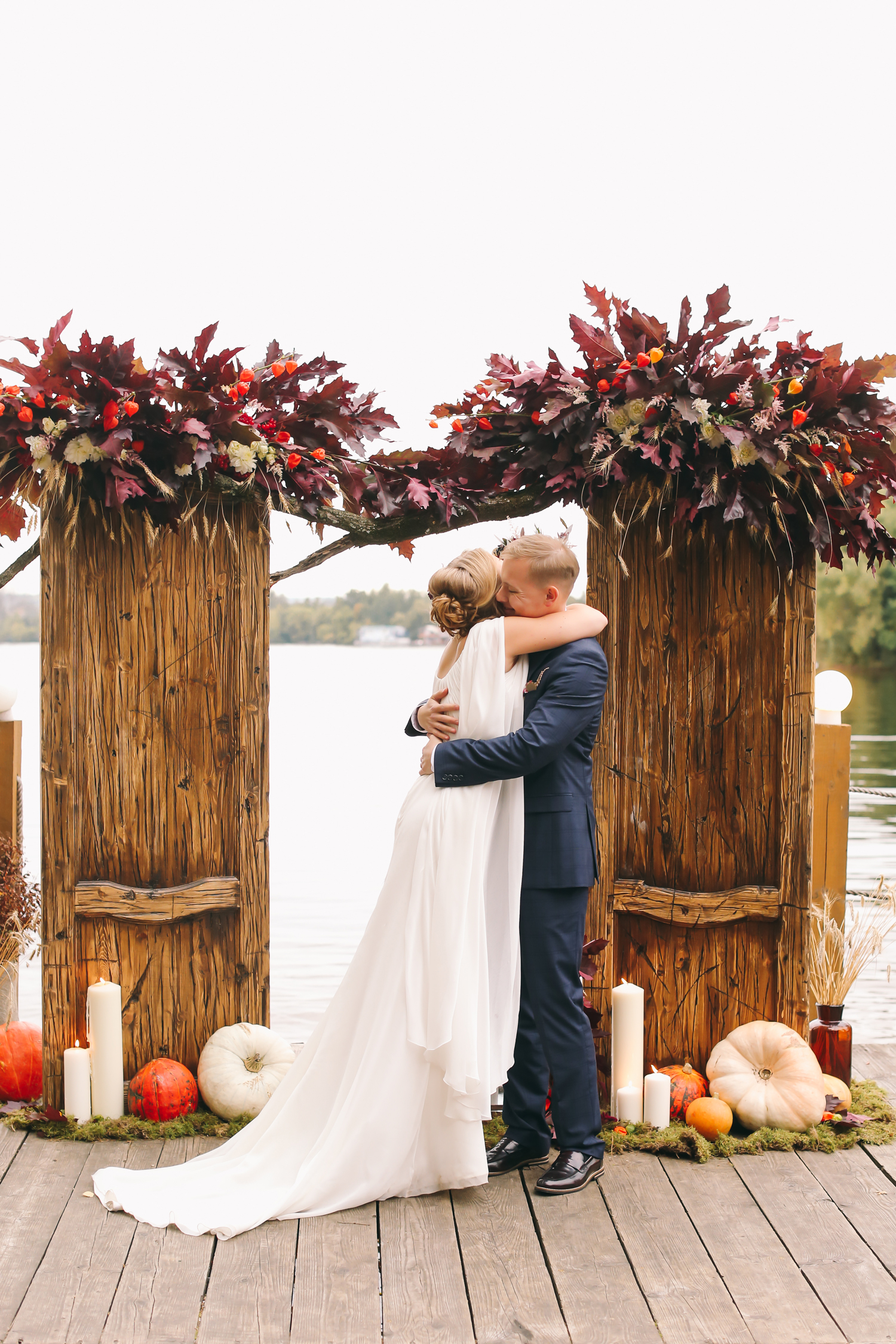 Осенняя свадьба Леши и Тани в стиле рустик у воды