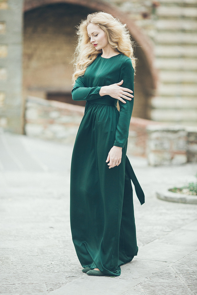 Вечернее длинное платье зеленого цвета 