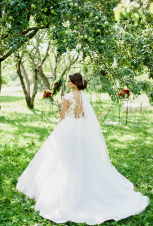 Яркая свадьба Сергея и Марины в яблоневом саду