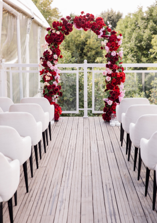 как рассадить гостей на свадебной церемонии, мягкие кресла для гостей на церемонии, организация RUN THE SHOW AGENCY