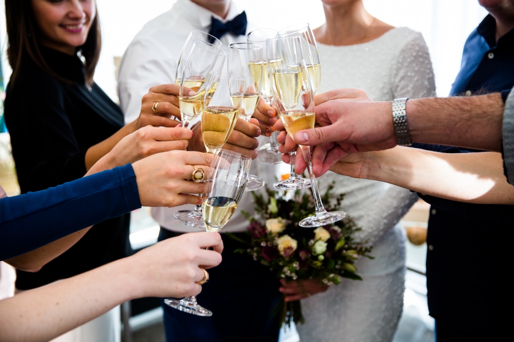 Тост невесты на свадьбе. Бокалы на свадьбу чокаются. Бокалы шампанского чокаются на свадьбе. Свадебное застолье с фужерами. Свадебные тосты.