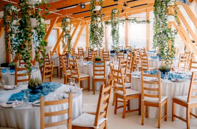 свадьба в бежевом цвете, оформление деревянного банкетного зала, организатор KATE & LEO