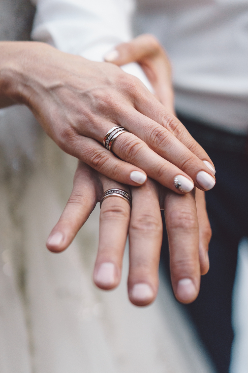 обручальное кольцо, классические обручальные кольца, квадратные обручальные кольца на руке, кольцо на руке, кольцо - The-wedding.ru